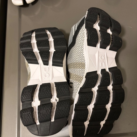 Women’s size 6.5 on running sneakers black and white - Picture 2 of 3